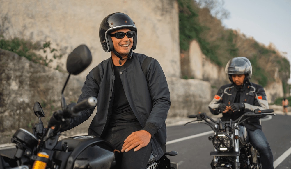 zwei Männer sitzen auf ihren Motorrädern